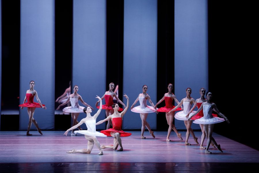 Отражения. Холм. Красавицы не могут уснуть